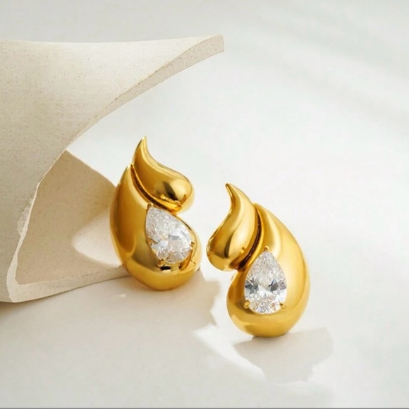 REVOLVE Geometric Vintage Style Gold Earrings - Picture 3 of 4